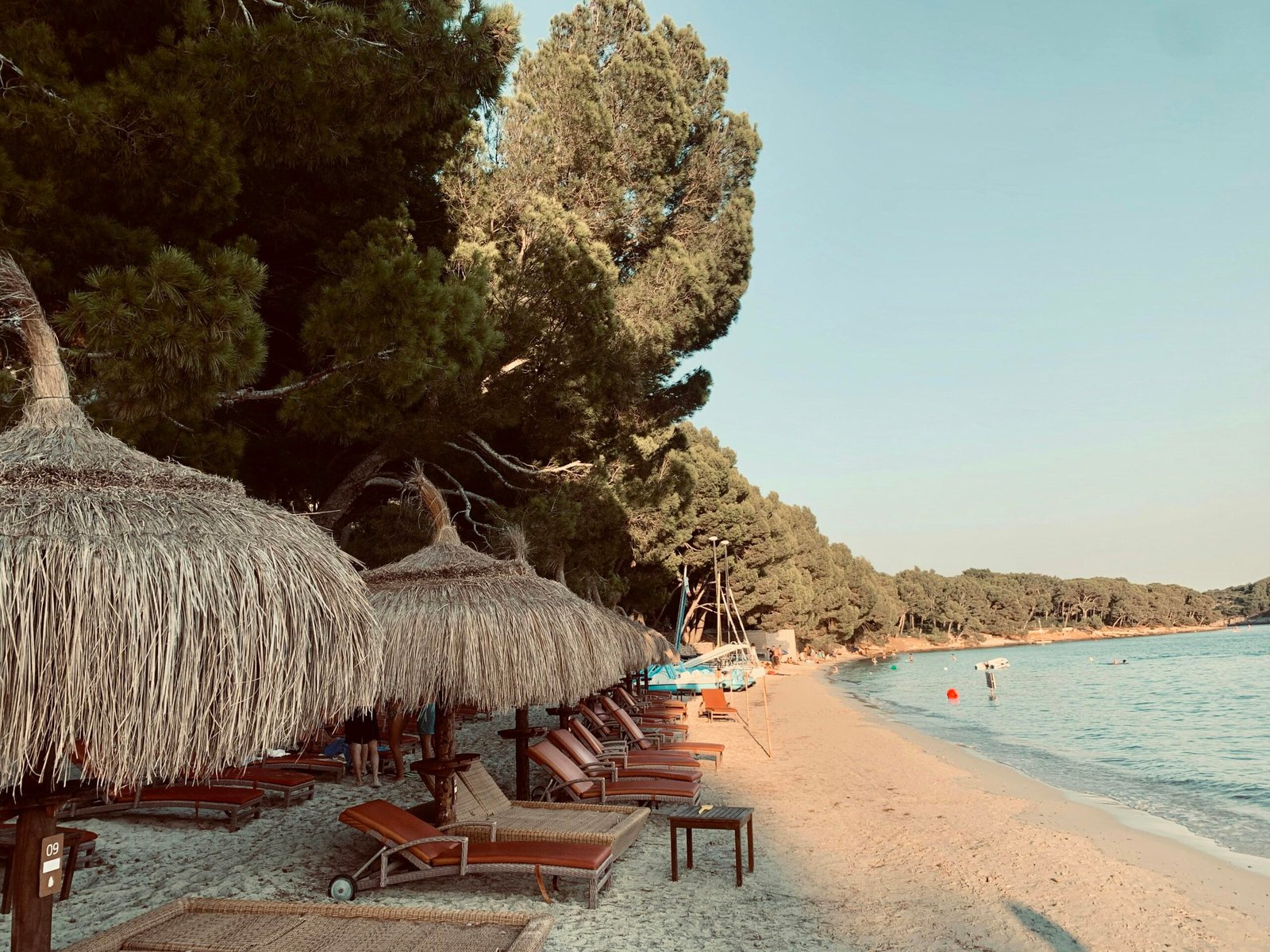 Braune Holzhütte nahe Wasser auf Mallorca bei Tageslicht, aufgenommen von Kamil Pietrzak