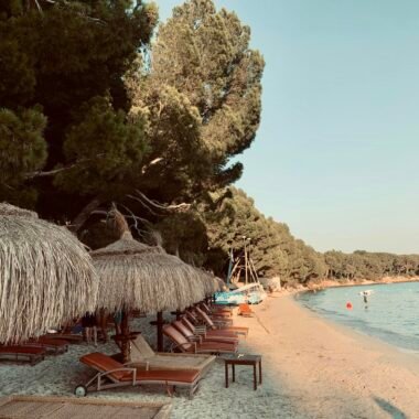 Braunes Holzhaus nahe Wasser auf Mallorca bei Tageslicht, fotografiert von Kamil Pietrzak