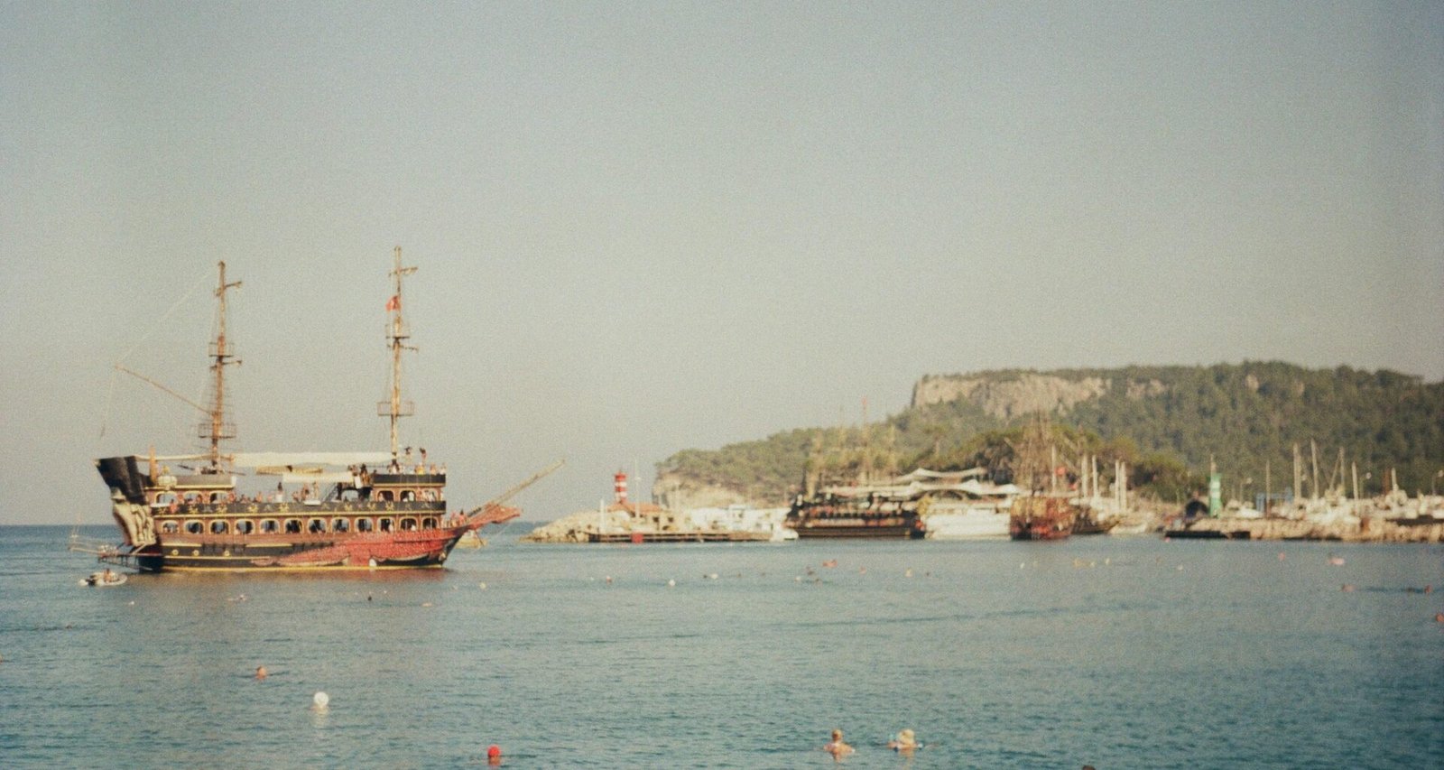 Braunes Segelschiff auf dem Meer bei Tageslicht auf Mallorca, aufgenommen von Eugene Chystiakov.