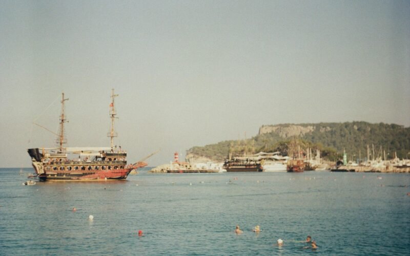 Braunes Segelschiff auf dem Meer bei Tageslicht auf Mallorca, aufgenommen von Eugene Chystiakov.