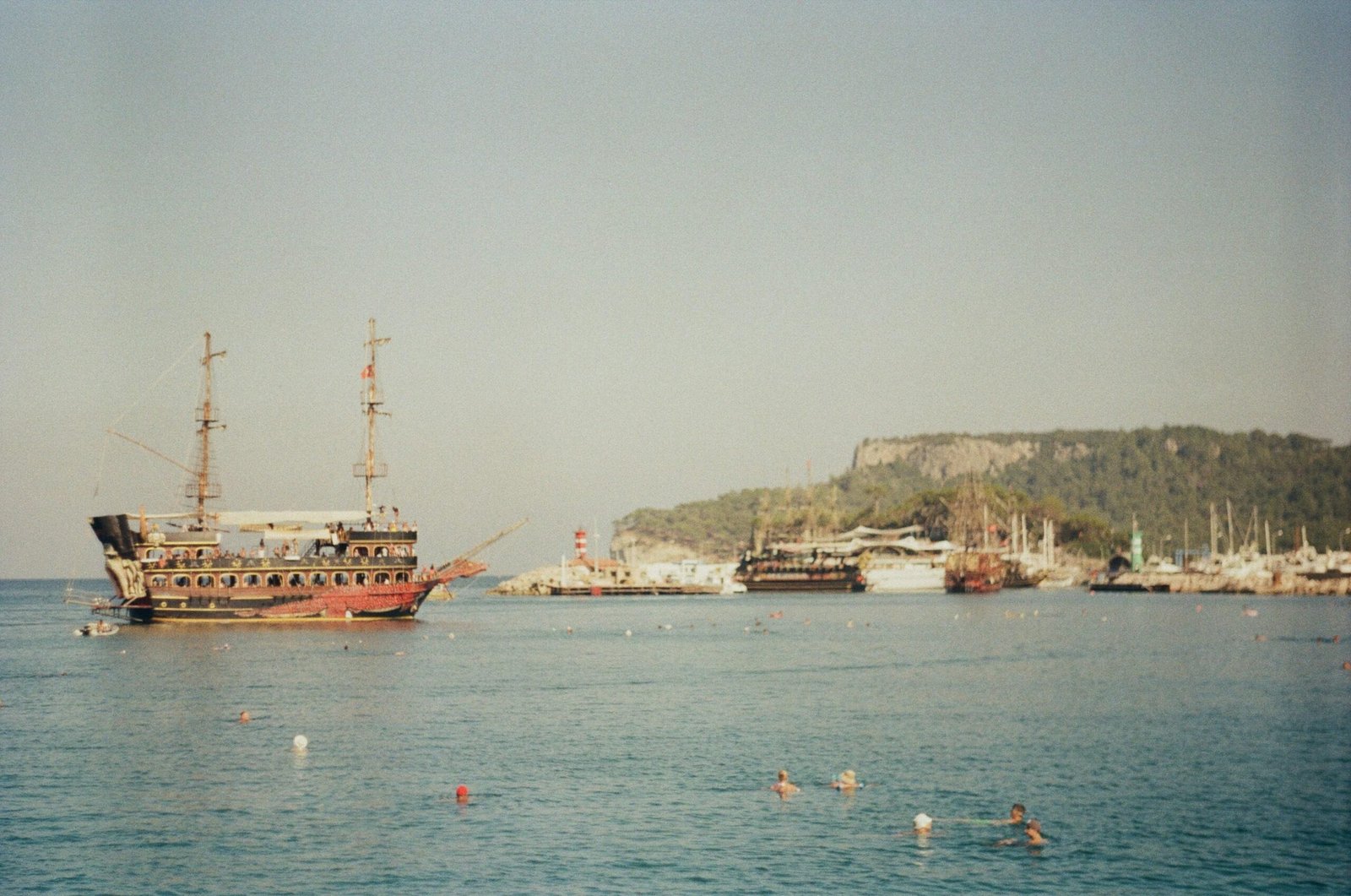 Braunes Segelschiff auf dem Meer bei Tageslicht auf Mallorca, aufgenommen von Eugene Chystiakov.