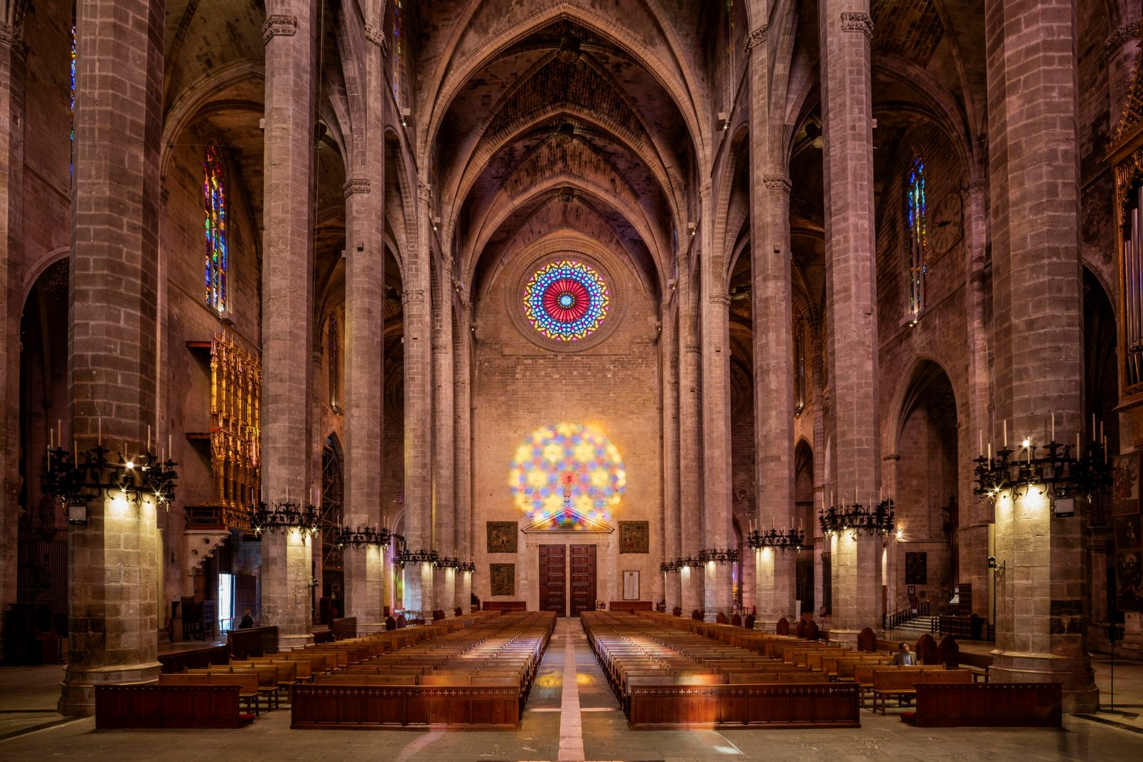 Innenaufnahme einer braunen und grauen Kathedrale auf Mallorca mit gotischen Elementen