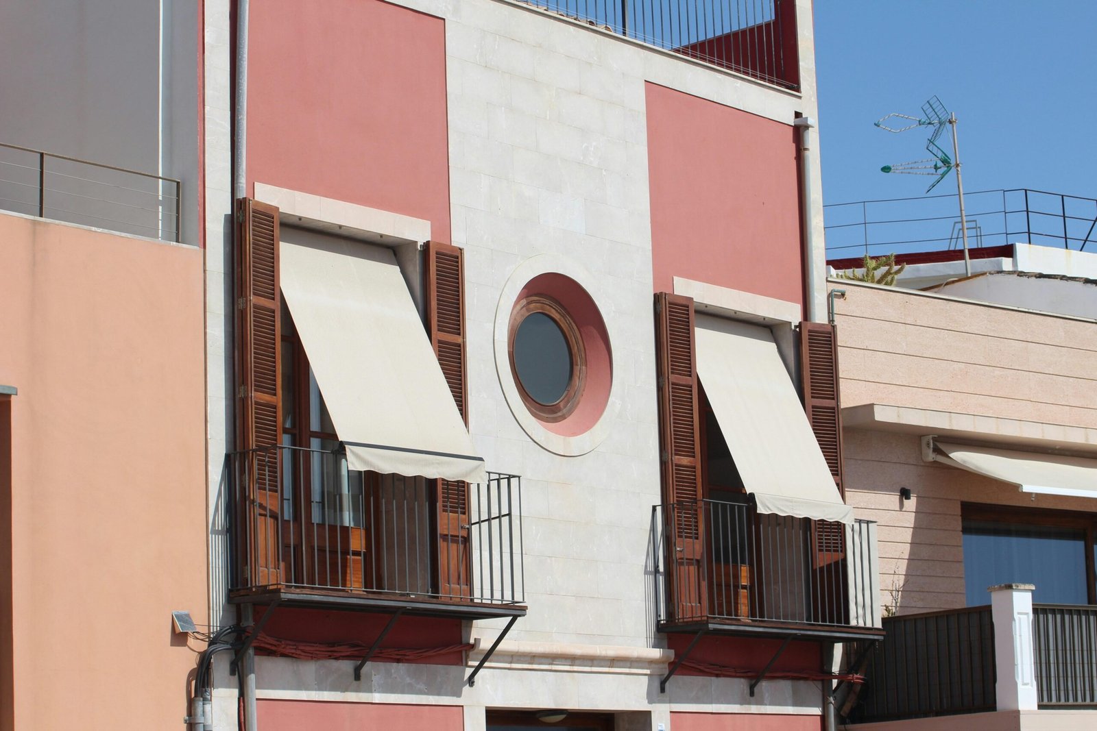 Braun-weißer Betonbau während des Tages auf Mallorca, fotografiert von John McFetridge.