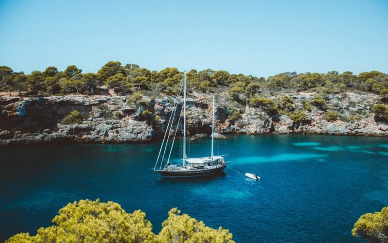 Braunes und weißes Segelboot auf Mallorca treibt ruhig im Mittelmeer, fotografiert von Michael Heuser.