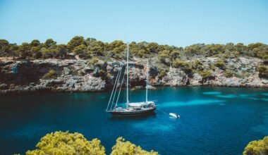 Braun-weißes Segelboot auf Mallorca in der Mitte des Meeres, fotografiert von Michael Heuser.