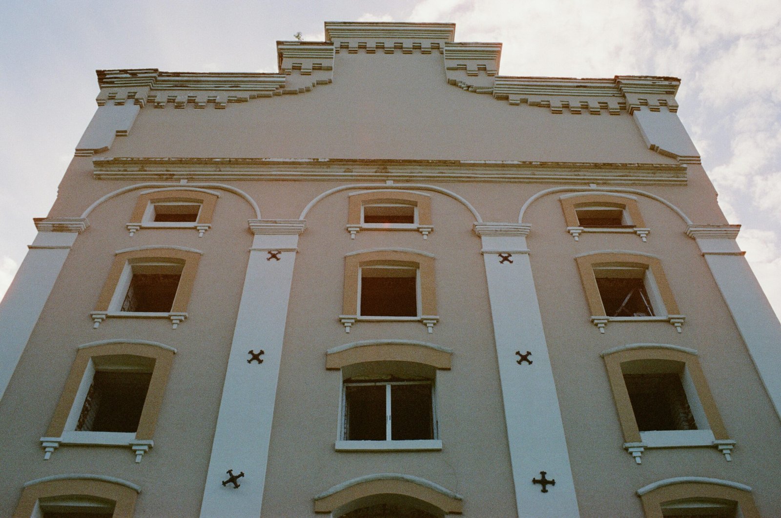 Alte Gebäude auf Mallorca mit sichtbarer Außenfassade, aufgenommen von Kamil Foatov.