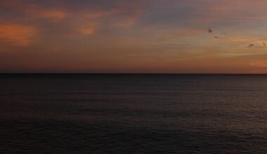 Der Sonnenuntergang malt den Himmel über dem dunklen Meer auf Mallorca, fotografiert von Susana Bartolome.