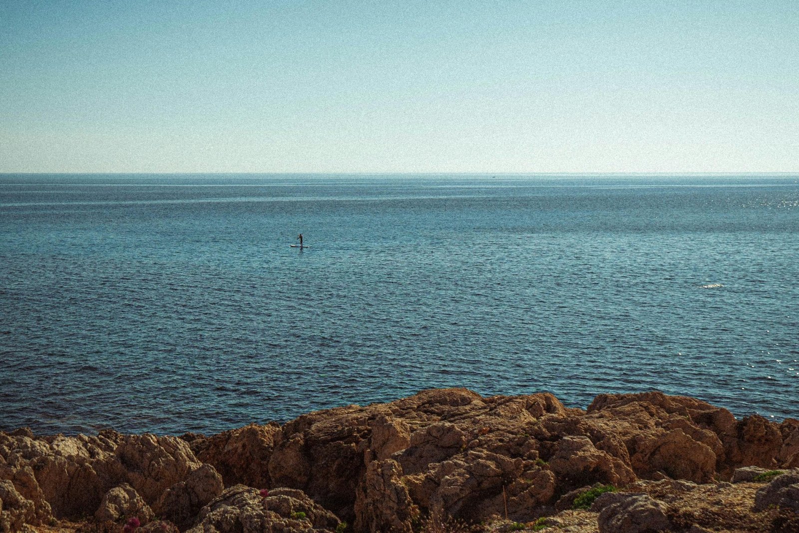 Felsige Küste auf Mallorca mit Blick auf den weiten blauen Ozean, aufgenommen von Polina Cherkasova.