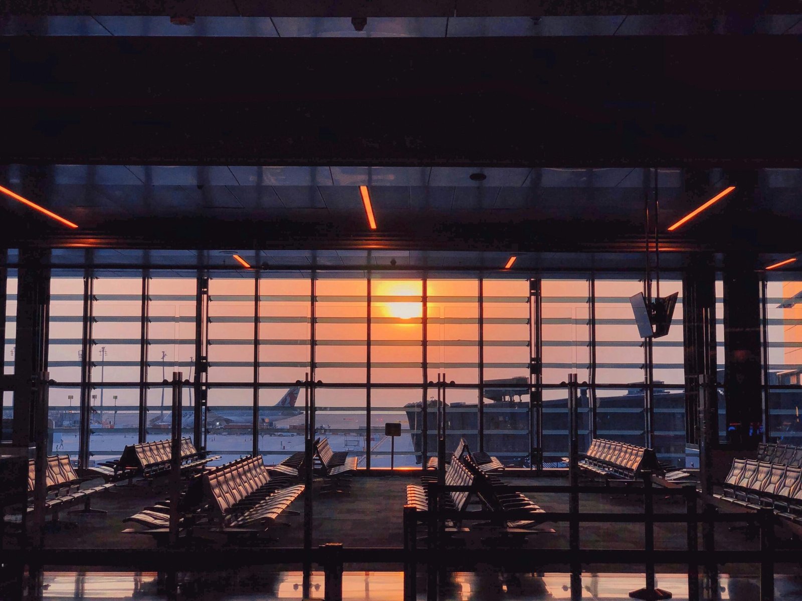 Sonnenuntergang sieht man durch das Fenster eines Flughafens auf Mallorca, aufgenommen von Safwan Mahmud.