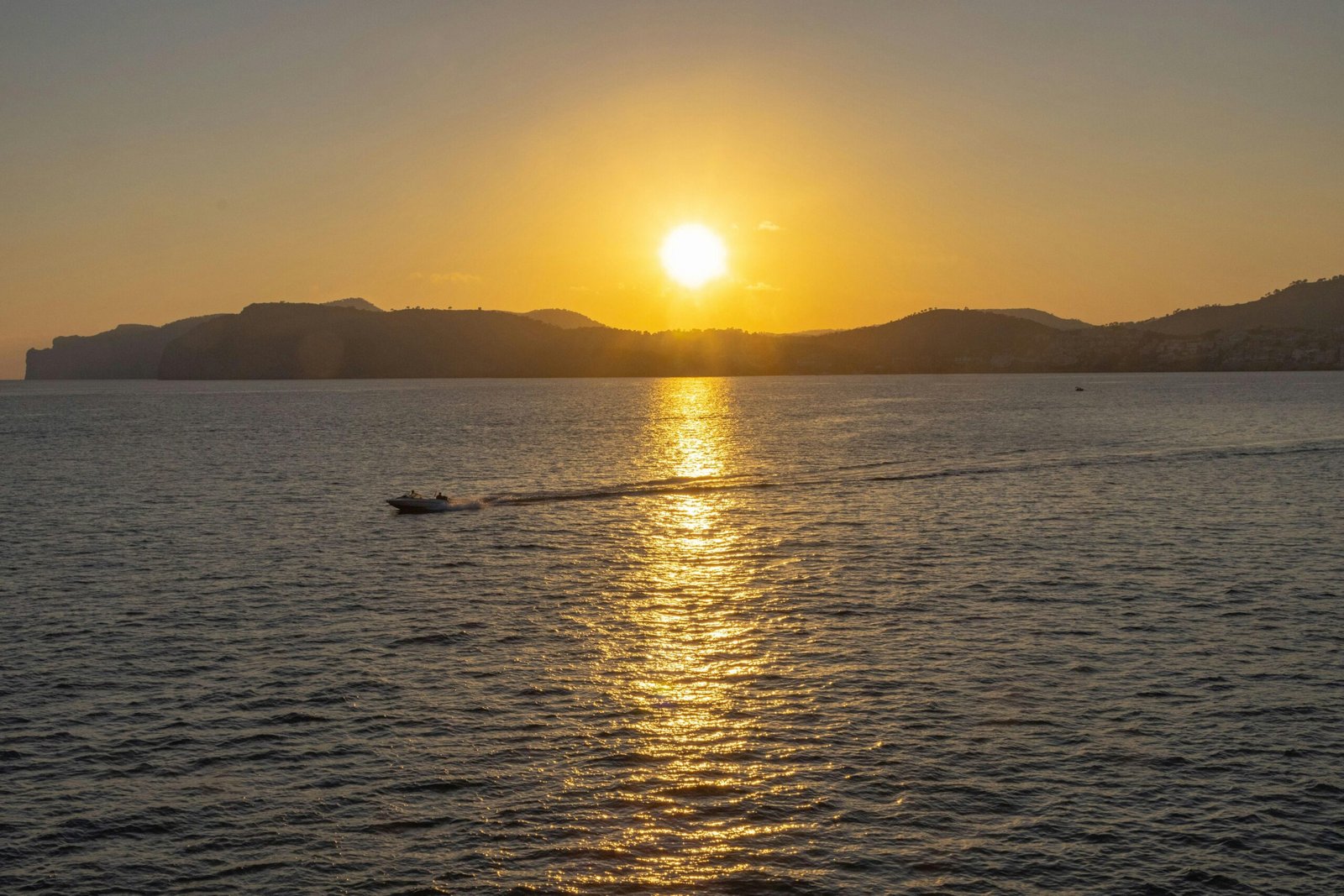 Sonnenuntergang über Wasser auf Mallorca, aufgenommen von Kenny Van Roosbroek