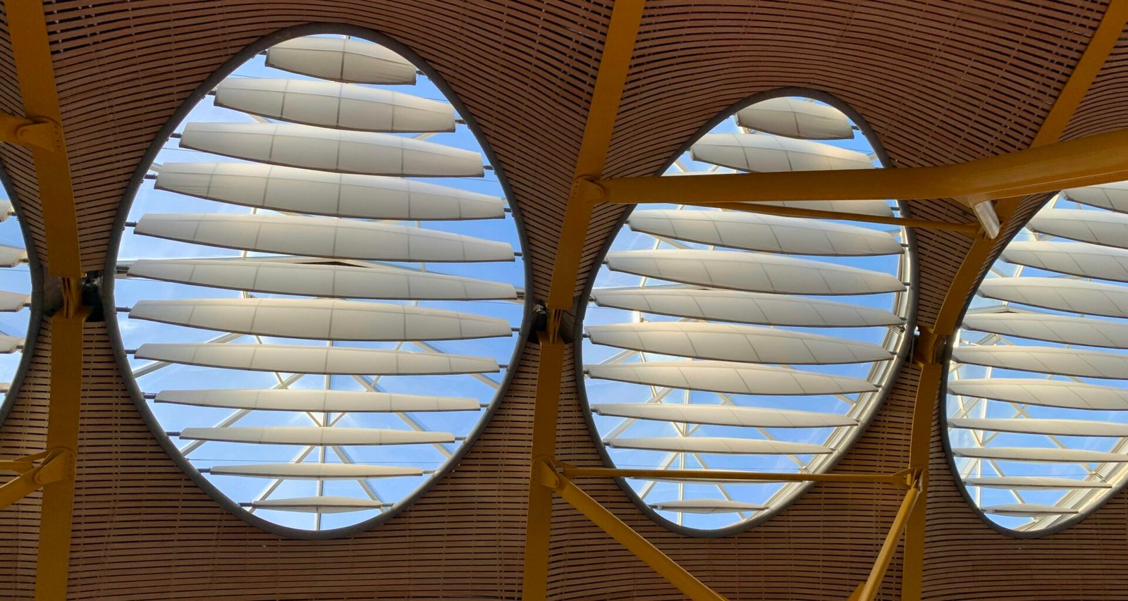 Drei runde Fenster in der Decke eines Gebäudes auf Mallorca, fotografiert von Pedro Novales.