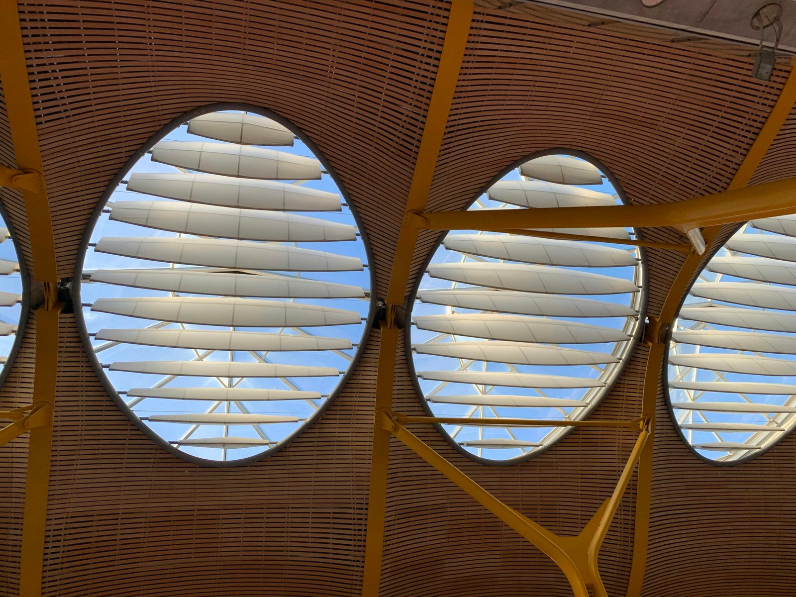 Drei runde Deckenfenster in einem Gebäude auf Mallorca, fotografiert von Pedro Novales.