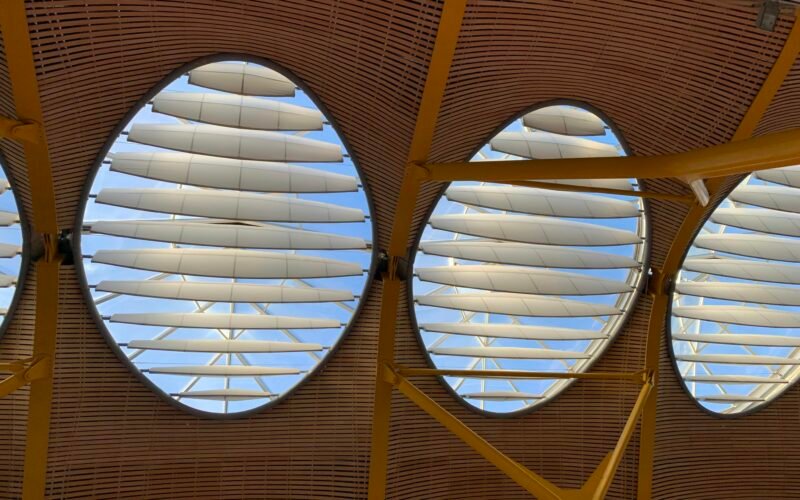 Drei runde Fenster in der Decke eines Gebäudes auf Mallorca, fotografiert von Pedro Novales.