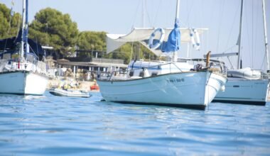 Drei Segelboote treiben auf Mallorca auf ruhigem Wasser, aufgenommen von Miquel Gelabert.