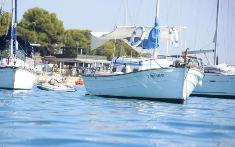 Drei Segelboote treiben auf Mallorca auf ruhigem Wasser, aufgenommen von Miquel Gelabert.