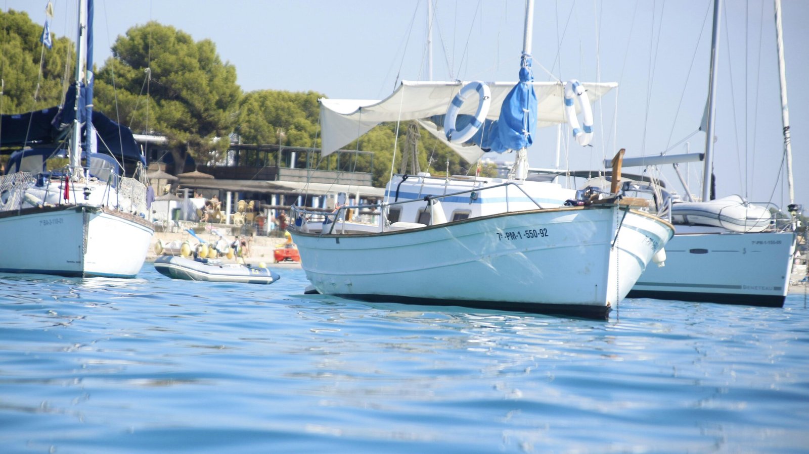 Drei Segelboote liegen ruhig auf dem Wasser vor Mallorca, aufgenommen von Miquel Gelabert.
