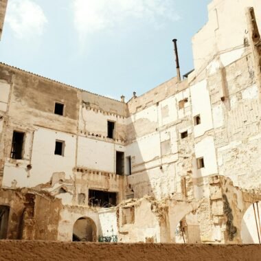 Altes Gebäude mit Uhrturm auf Mallorca, fotografiert von Felix, zeigt die historische Architektur der Insel