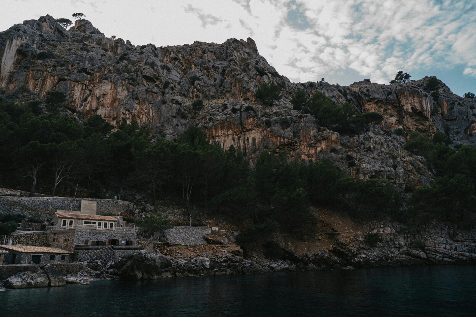 Berg mit einem Haus auf Mallorca, umgeben von Natur, aufgenommen von Raymond Petrik
