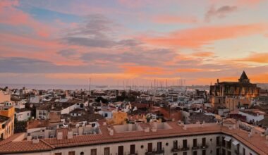 Sonnenuntergang über eine Stadt auf Mallorca, aufgenommen von Oscar Nord, vom Dach aus gesehen