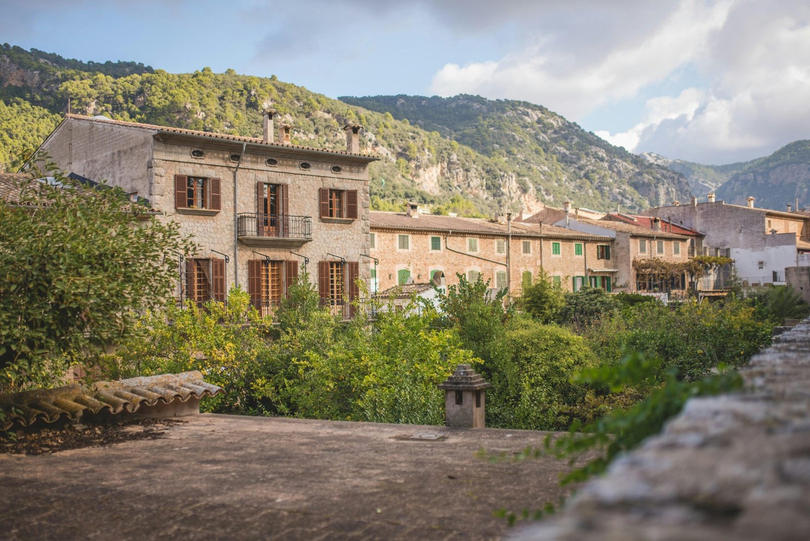 Stadt auf Mallorca mit Berg im Hintergrund, aufgenommen von Monika Guzikowska