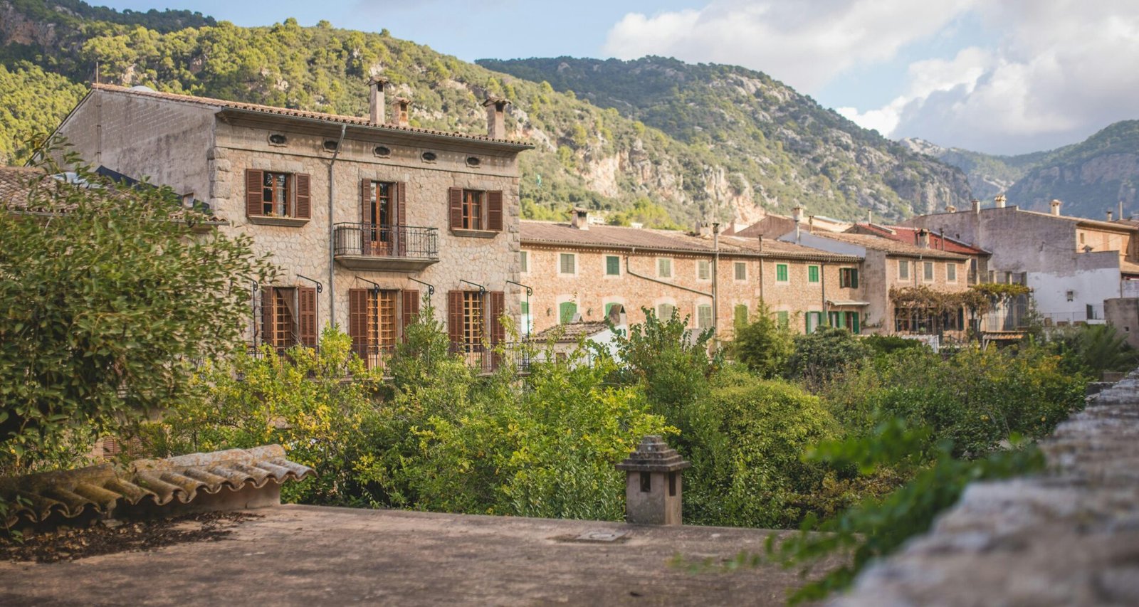 Blick auf ein mallorquinisches Städtchen mit Berg im Hintergrund, aufgenommen von Monika Guzikowska