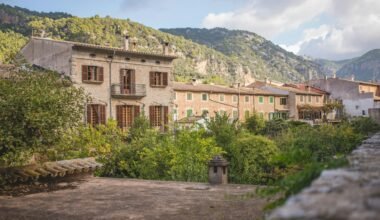 Blick auf ein mallorquinisches Städtchen mit Berg im Hintergrund, aufgenommen von Monika Guzikowska