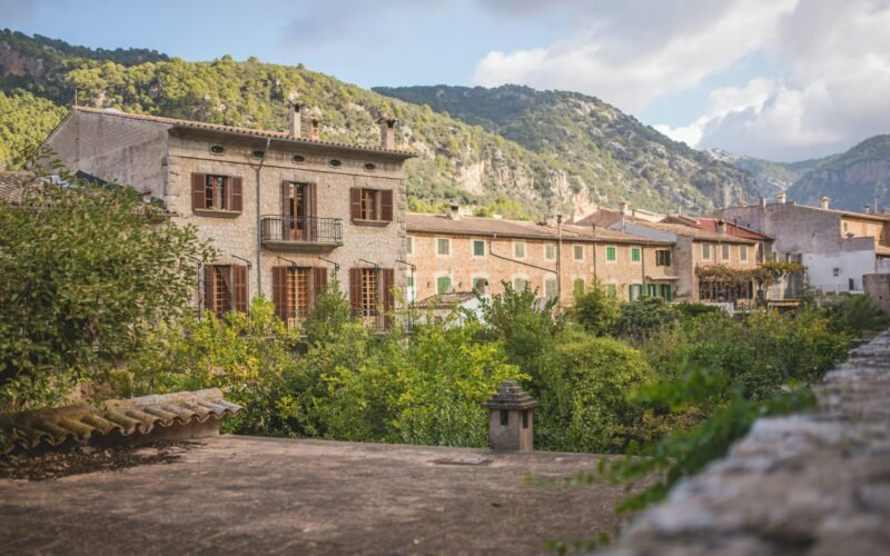 Blick auf ein mallorquinisches Städtchen mit Berg im Hintergrund, aufgenommen von Monika Guzikowska