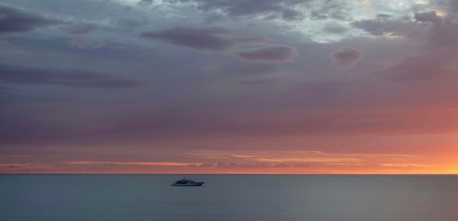 Ein Boot schwimmt auf dem Wasser auf Mallorca, fotografiert von Yan Ots