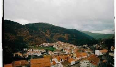 Dorf auf Mallorca eingebettet in ein Tal, umgeben von sanften Hügeln, aufgenommen von Enfocus Collective