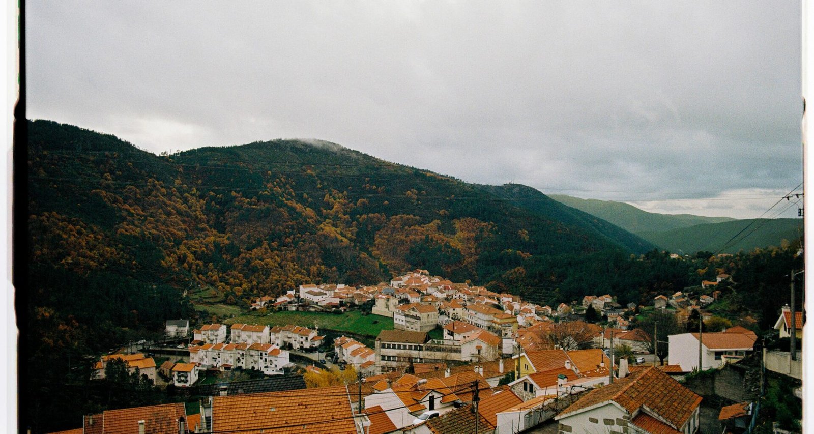 Dorf in einem Tal auf Mallorca, umgeben von Hügeln, aufgenommen von Enfocus Collective