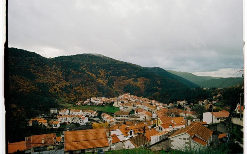 Dorf in einem Tal auf Mallorca, umgeben von Hügeln, aufgenommen von Enfocus Collective