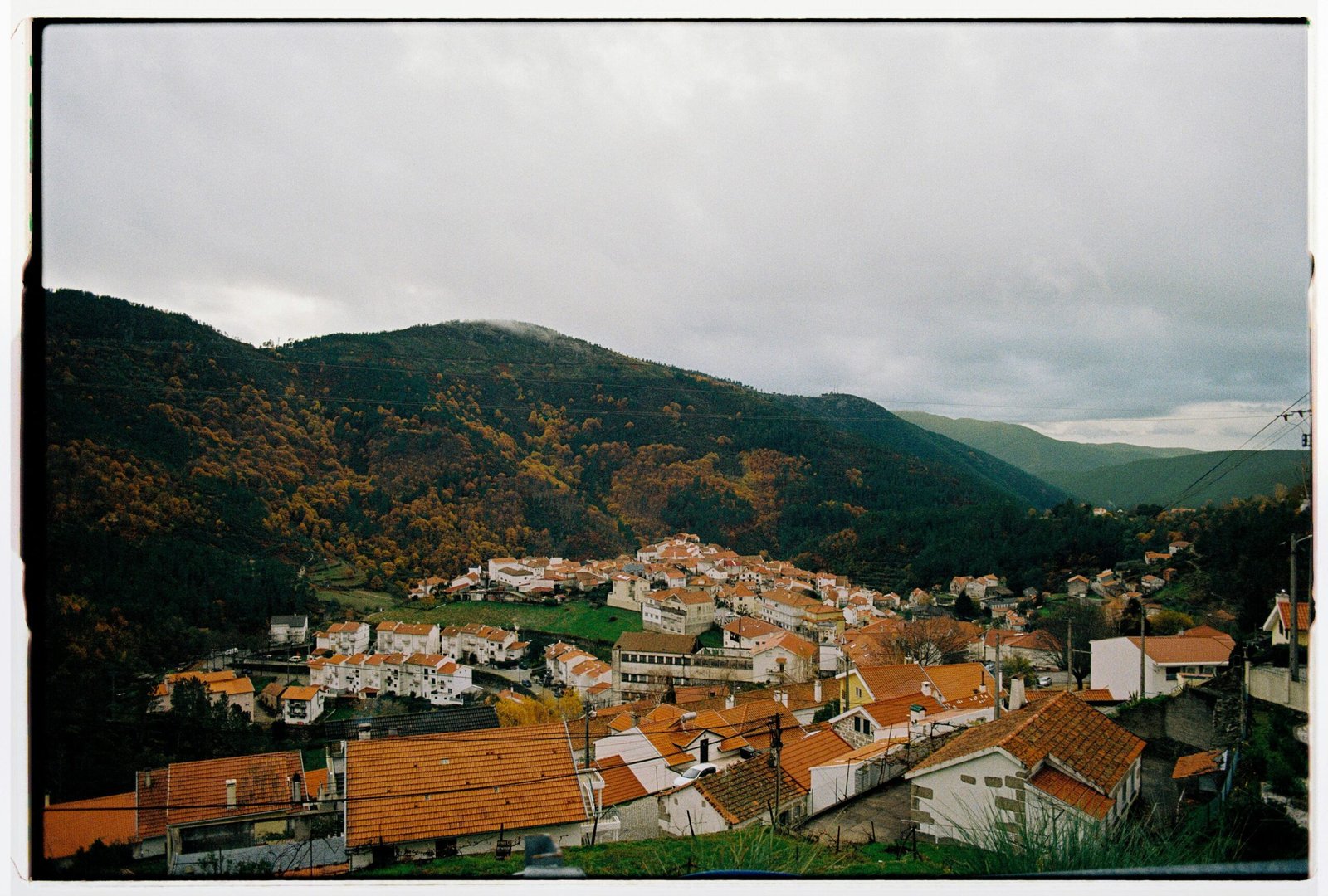 Dorf in einem Tal auf Mallorca, umgeben von Hügeln, aufgenommen von Enfocus Collective