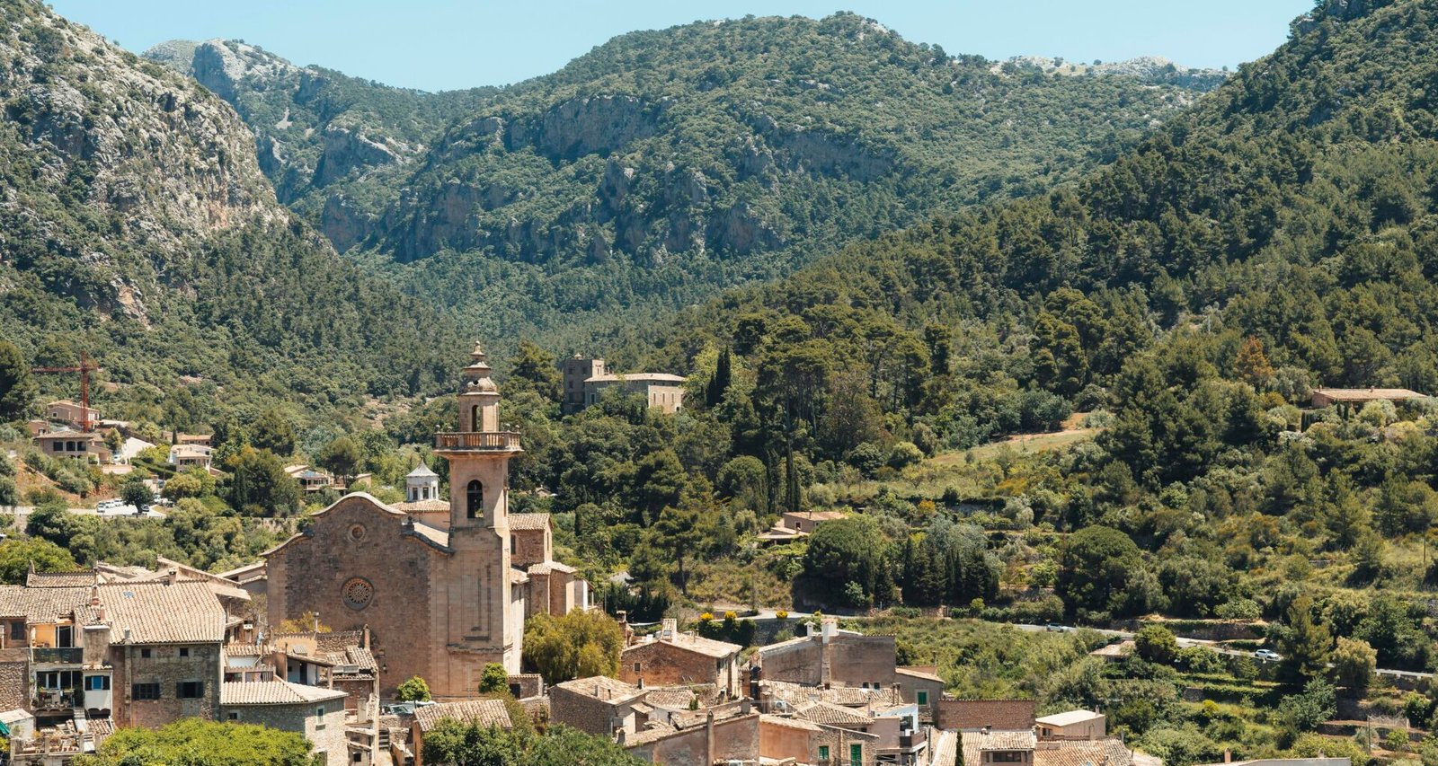 Dorf auf Mallorca eingebettet zwischen üppigen Bergen, aufgenommen von Nick Andreas