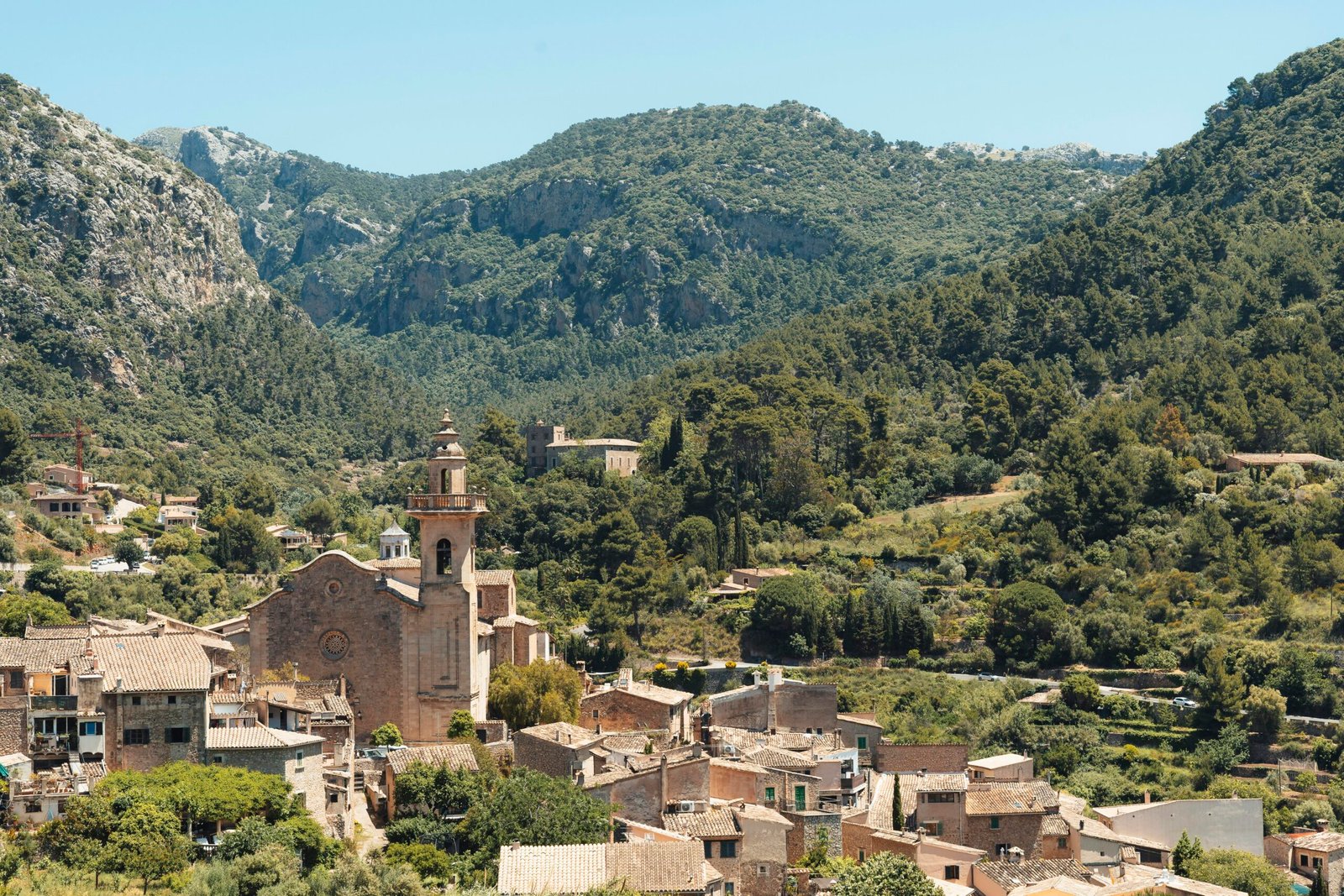 Dorf auf Mallorca eingebettet zwischen üppigen Bergen, aufgenommen von Nick Andreas