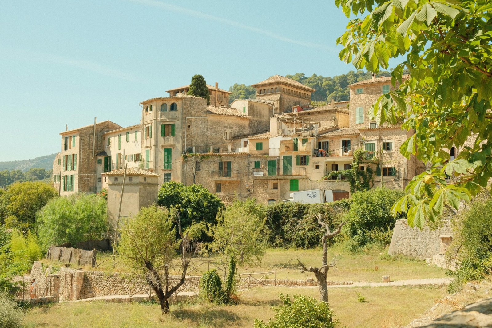 Ein Dorf auf Mallorca mit vielen Gebäuden und Bäumen, aufgenommen von alex.