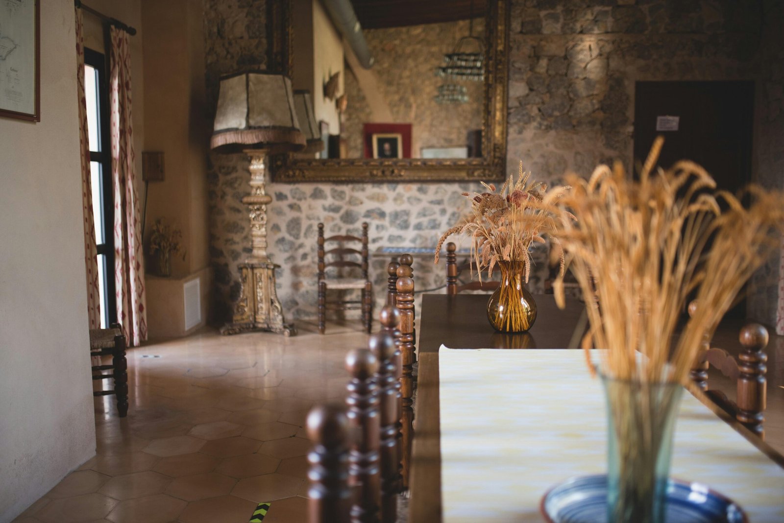 Ein Esstisch mit Vase voller Blumen auf Mallorca, fotografiert von Monika Guzikowska.
