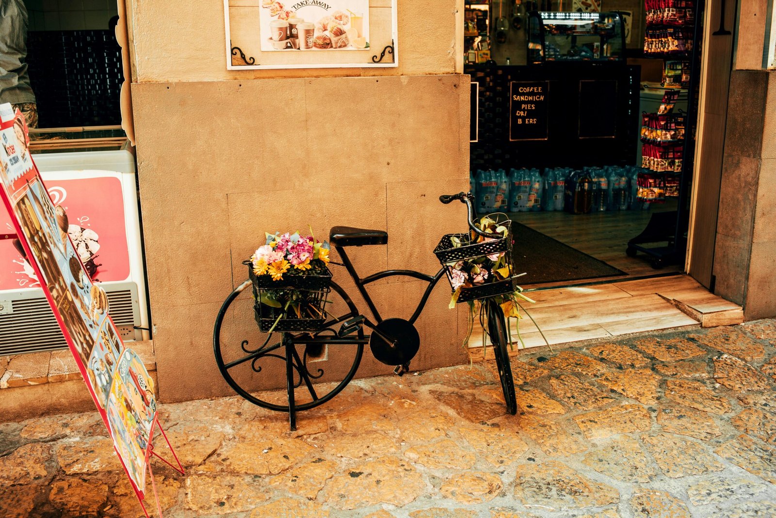 Fahrrad steht neben einem Ladenfront auf Mallorca, aufgenommen von Vlad Levkovsky