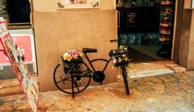 Fahrrad parkt neben einem Laden auf Mallorca, aufgenommen von Vlad Levkovsky.