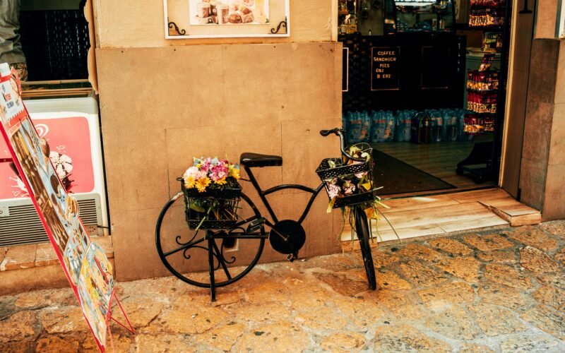Fahrrad neben einer Ladenfront auf Mallorca, aufgenommen von Vlad Levkovsky