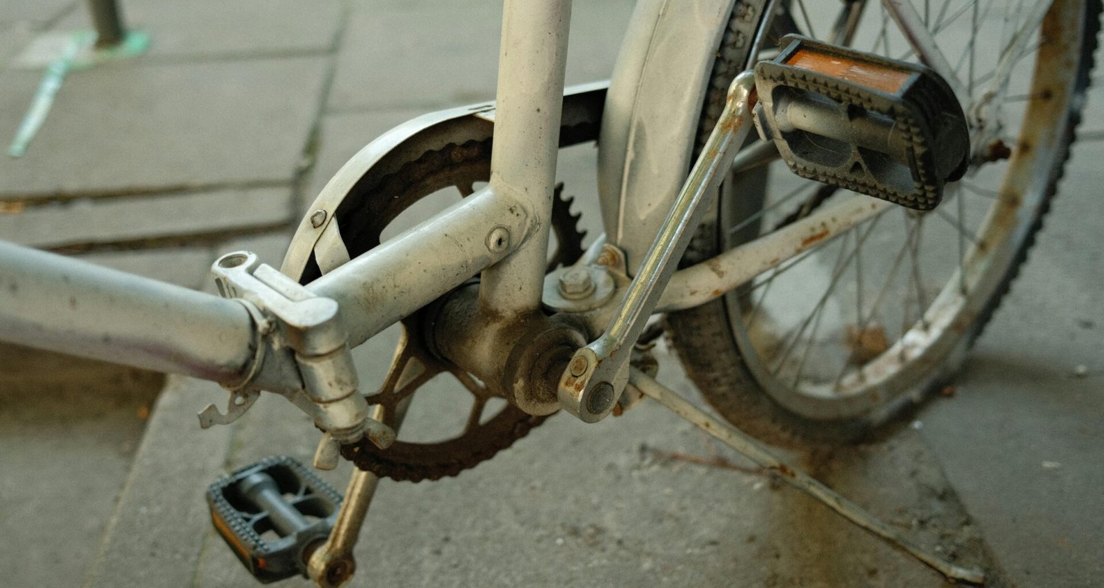 Nahaufnahme eines Fahrrads mit Kette auf Mallorca, detailreiche Darstellung der Fahrradtechnik