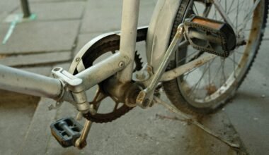 Nahaufnahme eines Fahrrads mit Kette auf Mallorca, detailreiche Darstellung der Fahrradtechnik