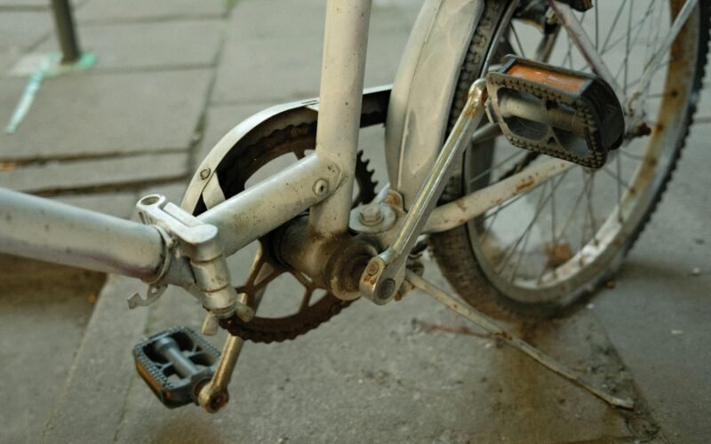 Nahaufnahme eines Fahrrads mit Kette auf Mallorca, detailreiche Darstellung der Fahrradtechnik