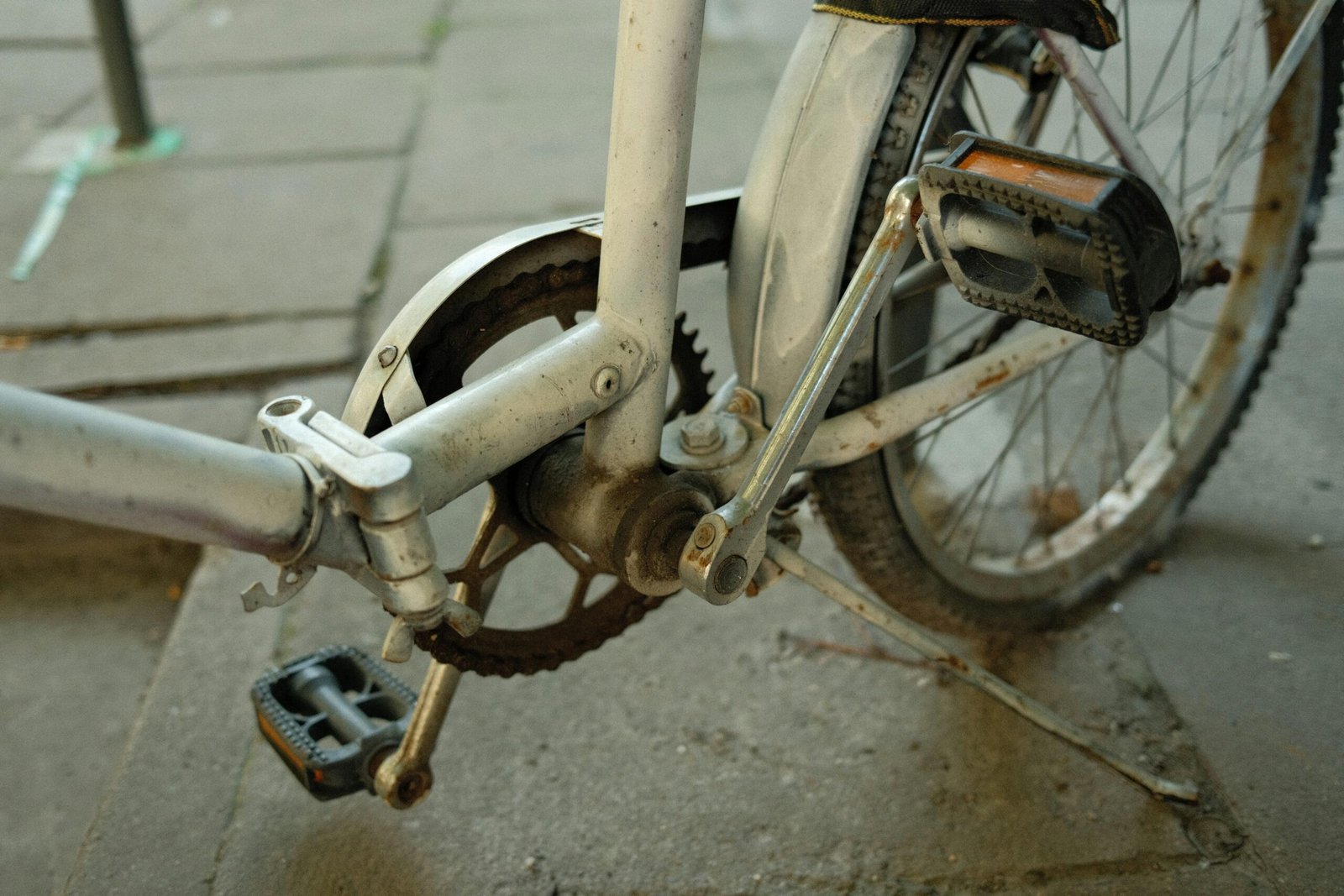 Nahaufnahme eines Fahrrads mit Kette auf Mallorca, detailreiche Darstellung der Fahrradtechnik