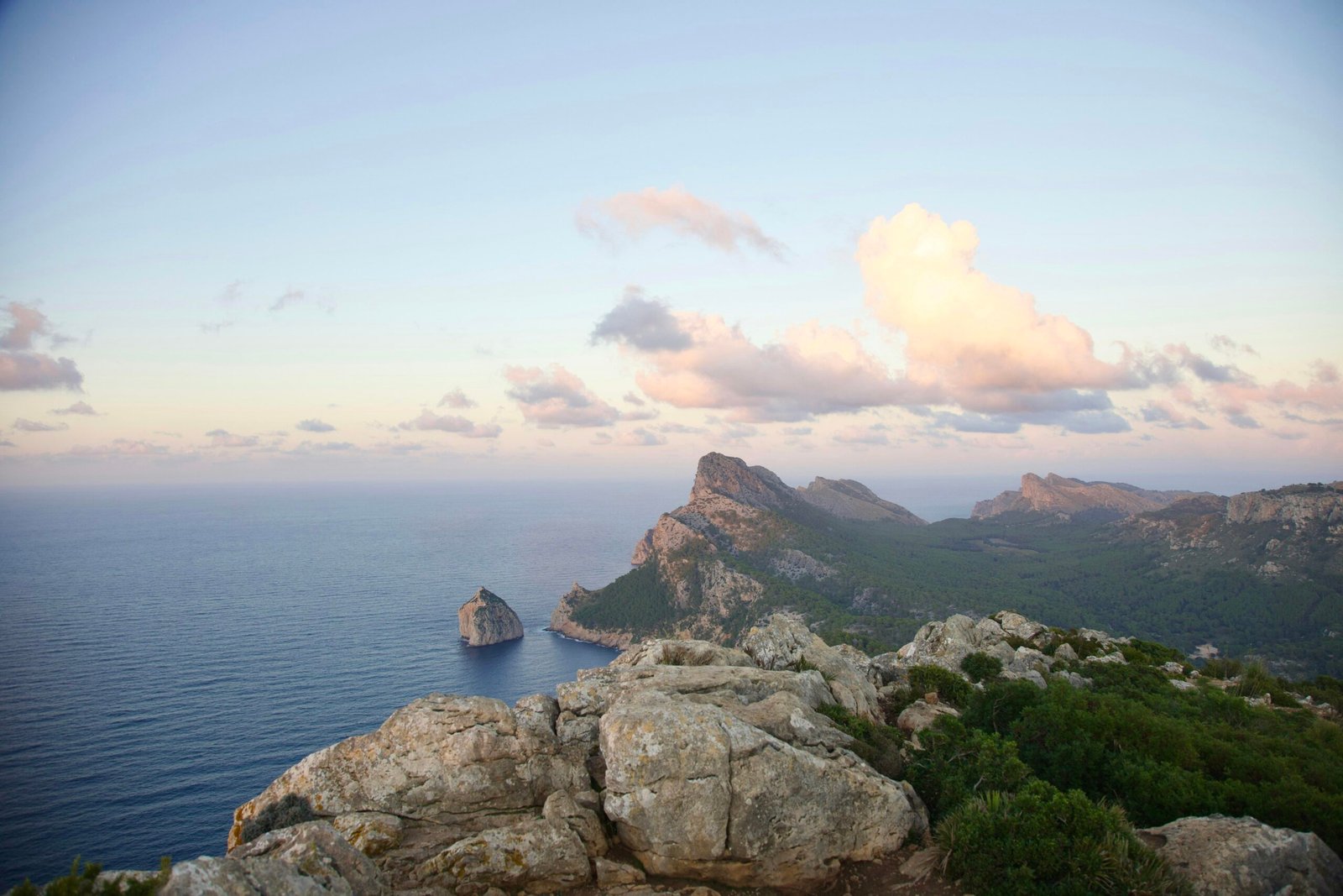 Felsige Landzunge auf Mallorca mit Blick auf das Wasser im Hintergrund, fotografiert von Stock Birken