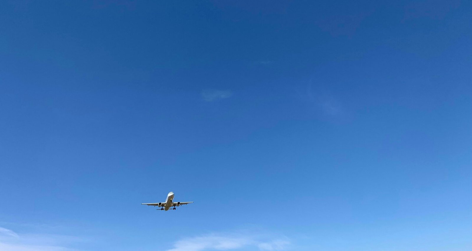 Ein Flugzeug fliegt am blauen Himmel auf Mallorca, aufgenommen von JAVIER SEPULVEDA PASCUAL.