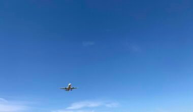 Ein Flugzeug fliegt am blauen Himmel auf Mallorca, aufgenommen von JAVIER SEPULVEDA PASCUAL.
