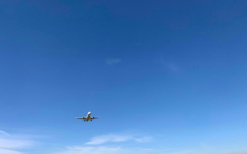 Ein Flugzeug fliegt am blauen Himmel auf Mallorca, aufgenommen von JAVIER SEPULVEDA PASCUAL.