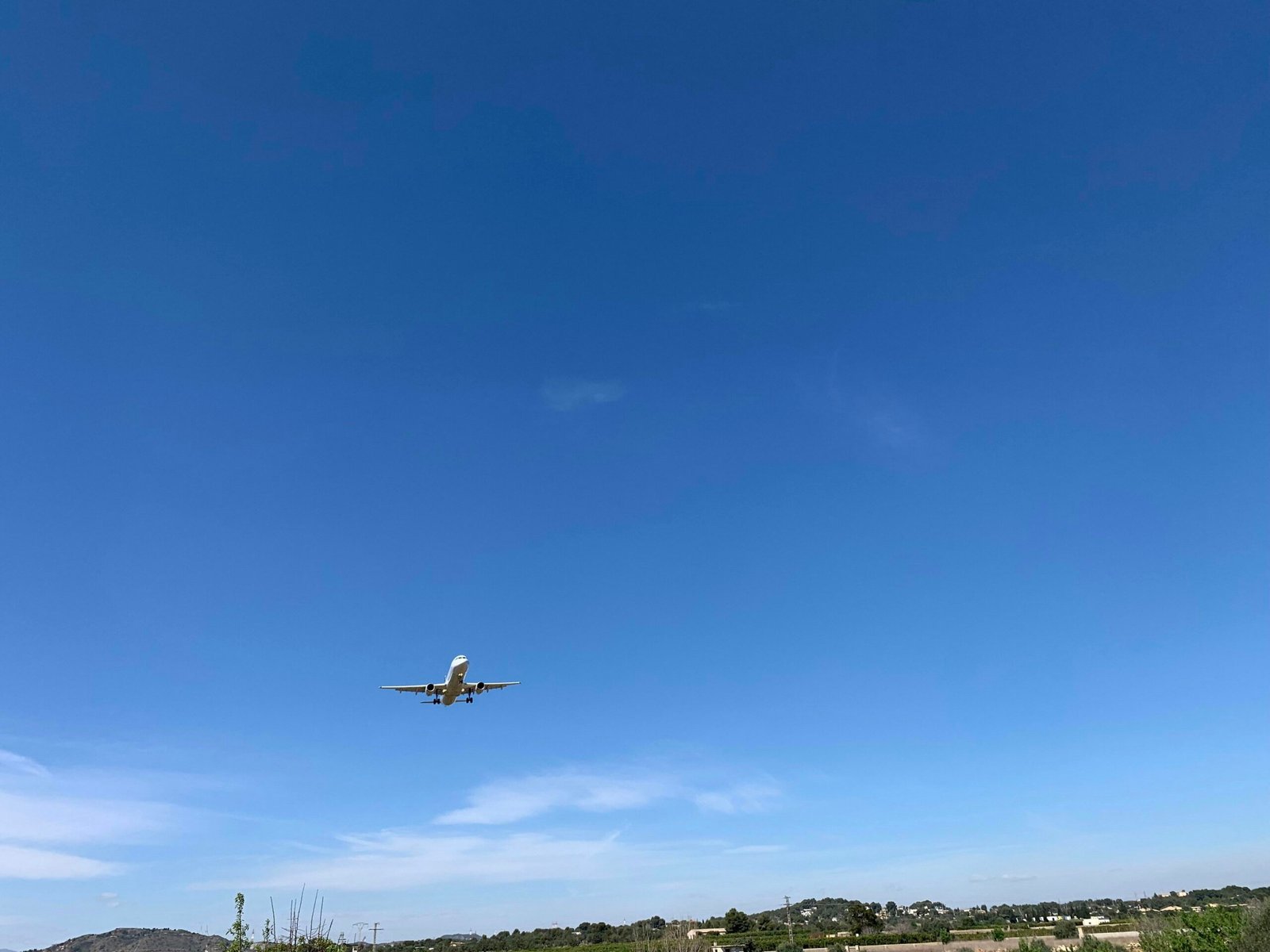 Ein Flugzeug fliegt durch den blauen Himmel auf Mallorca, aufgenommen von JAVIER SEPULVEDA PASCUAL.