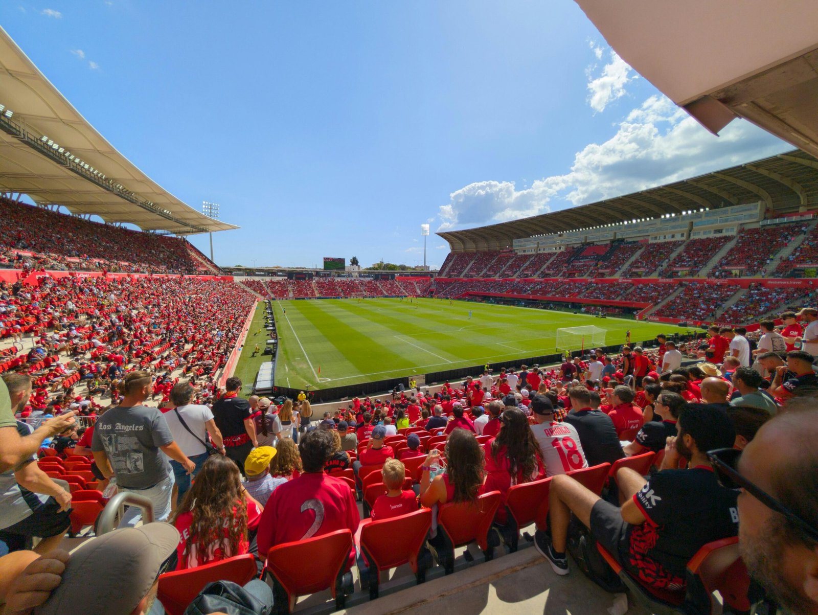 Fußballstadion auf Mallorca mit voll besetzten Tribünen und begeisterten Fans, fotografiert von David Vives.