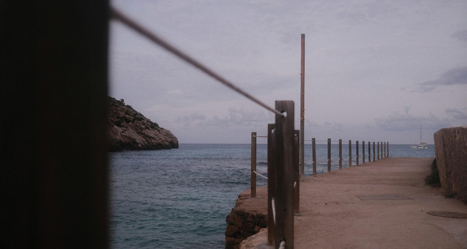 Weg mit Geländer entlang der Küste auf Mallorca, aufgenommen von Marius Matuschzik